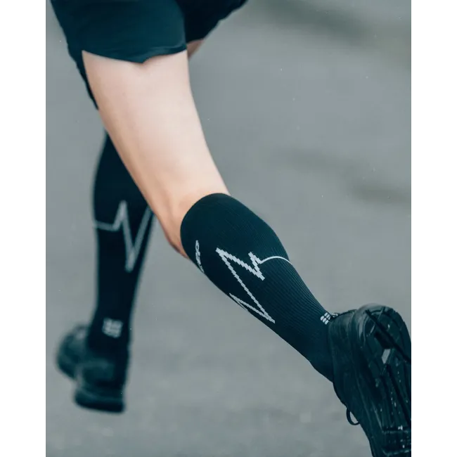 CEP - Sosete de compresie pentru femei Heartbeat Woman Tall comp  - negru alb dark clouds